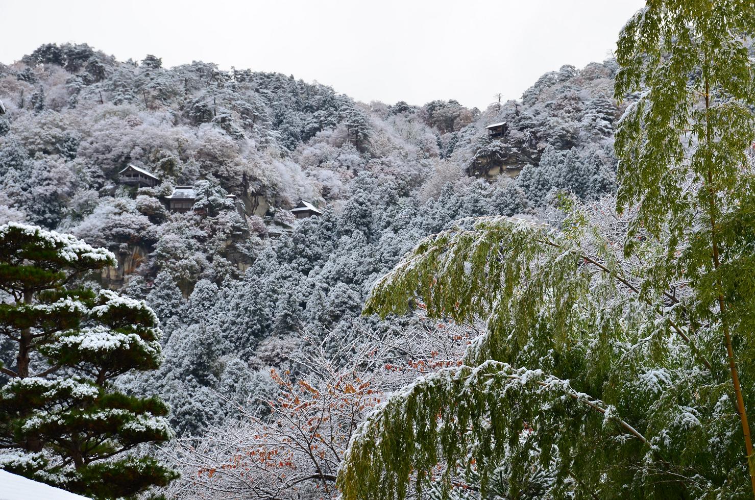 山寺の初雪